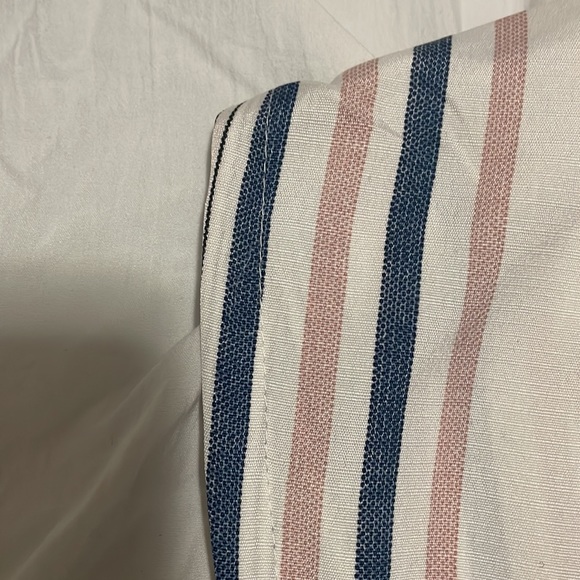 Casual women’s button down blouse. Great for work or brunch/lunch in the Spring. - Picture 3 of 4